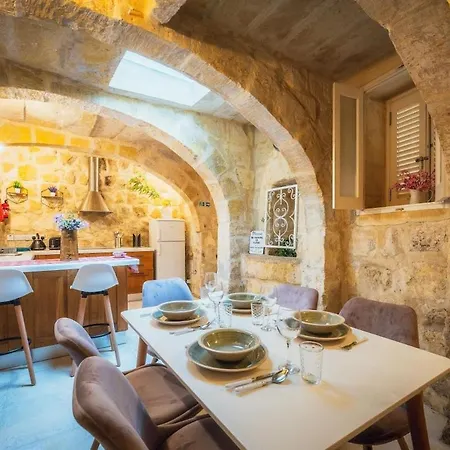 Traditional 500 Year Old Gozitan Townhouse * Victoria