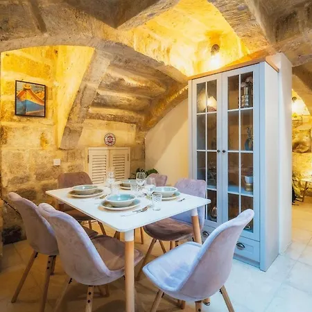 בית נופש Traditional 500 Year Old Gozitan Townhouse *